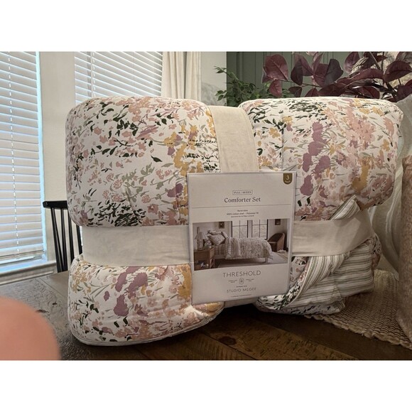 BUNDLE Studio McGee Queen Bedding Reversible Floral Comforter& Scalloped Sheets - Picture 10 of 13